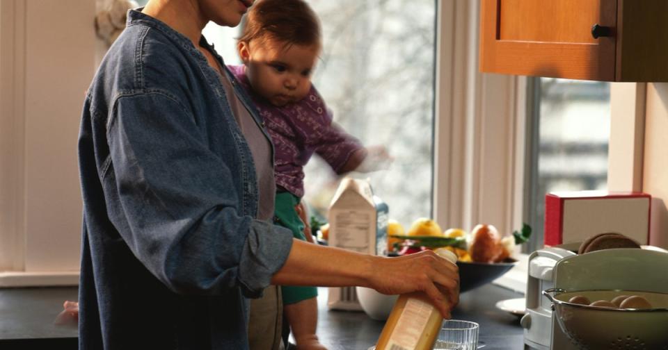 La leche materna está compuesta en un 85-90 por ciento de agua, así que deberías estar bien hidratada, pero ¡no es necesario estar bebiendo todo el día! Alrededor de dos litros de agua diarios es suficiente, dependiendo de si haces ejercicio.(Foto: Getty)