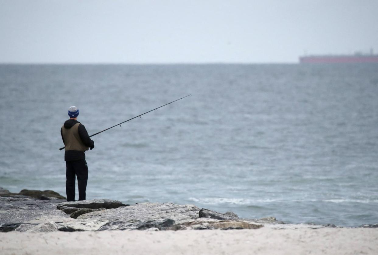 Un homme pêche aux Etats-Unis. (photo d'illustration) - BRUCE BENNETT / GETTY IMAGES NORTH AMERICA / Getty Images via AFP