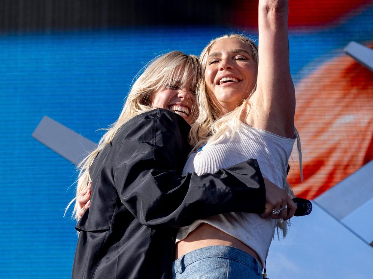 Reneé Rapp and Kesha perform onstage together.