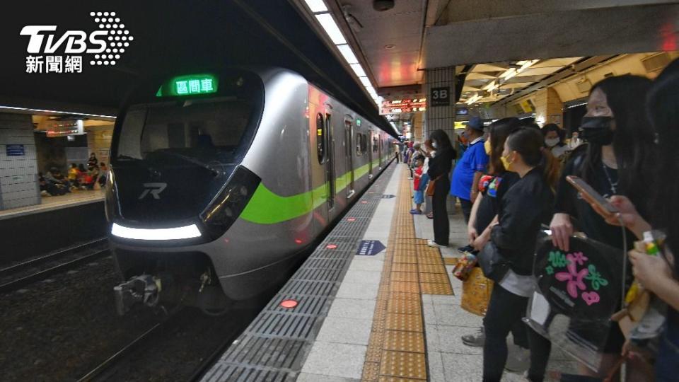台北車站許多趕回台北的旅客。（圖／胡瑞麒攝）