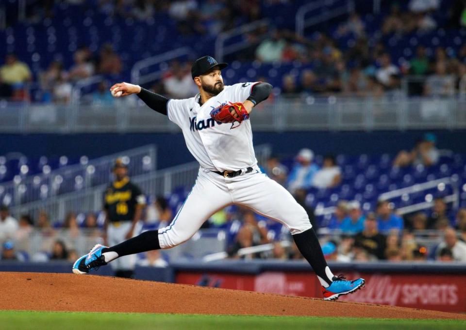 El abridor de los Marlins Pablo López lanza en el segundo inning del partido ante los Piratas de Pittsburgh, celebrado el 13 de julio de 2022 en Miami.