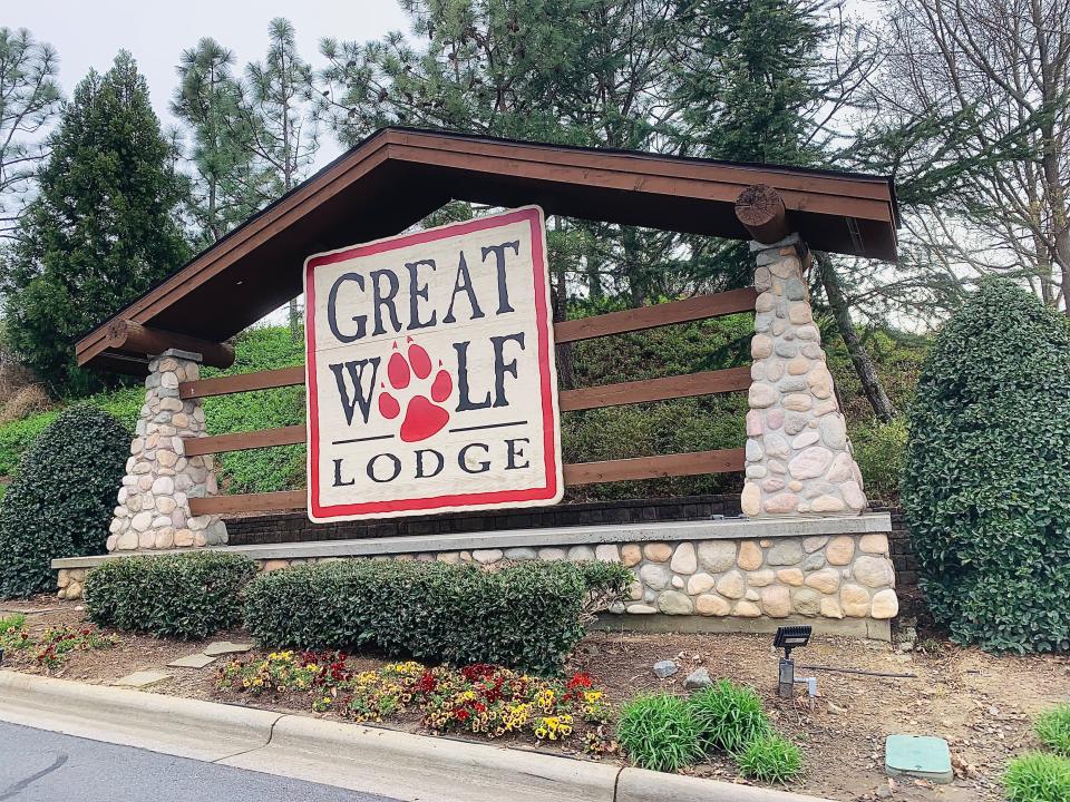 A sign that says Great Wolf Lodge with a pawprint on the sign.
