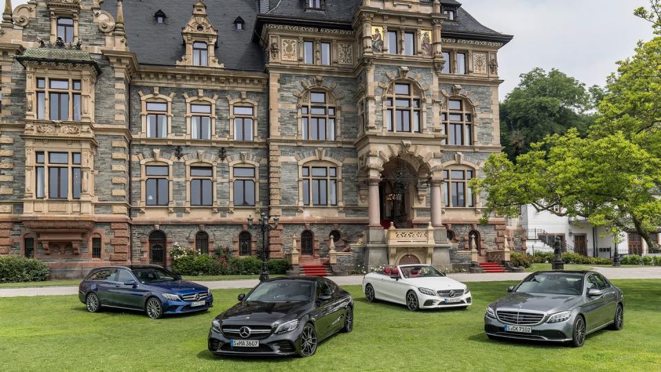 Aufgefrischtes Quartett: Die C-Klasse als Kombi, Coupé, Cabrio und Limousine. Die Preise starten bei 35.034 Euro für die Limousine. Foto: Daimler AG