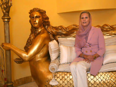 Aisha Gaddafi auf Sofa