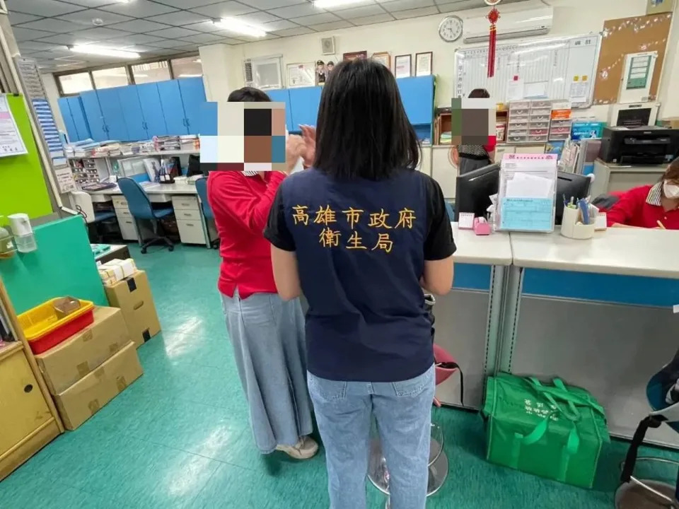 高雄市衛生局前往稽查發生集體食物中毒的幼兒園。（高雄市衛生局提供）