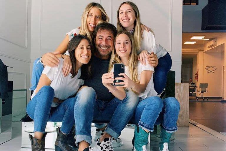Ricky Sarkany junto a sus cuatro hijas