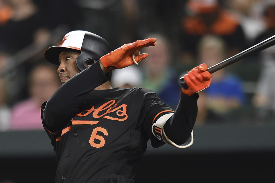 Jonathan Schoop de los Orioles de Baltimore tras batear un jonrón ante los Rays de Tampa Bay, el viernes 27 de julio de 2018. (AP Foto/Gail Burton)