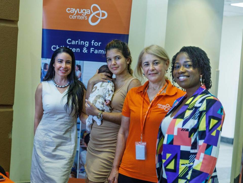 De izquierda a derecha: Dr. Elaine Celaya, Sarah de la Osa y Nadine Leveille, del programa Pasos Saludables comparten con Dayanis Tamayo y su hijo Emmanuel Moreno, de 7 semanas de edad, durante una visita al consultorio del pediatra del Palmetto Hospital en Hialeah. Dayanis, es una refugiada cubana que llegó a los Estados Unidos hace 9 meses. Actualmente recibe apoyo del programa Pasos Saludables (Healthy Steps) financiado por The Children’s Trust, on Friday September 01, 2023.