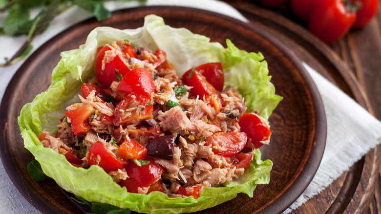 Lettuce wrap with peppers