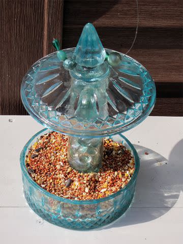 <p><a href="https://www.secondchancetodream.com/2012/05/diy-candy-jar-bird-feeder.html" data-component="link" data-source="inlineLink" data-type="externalLink" data-ordinal="1" rel="nofollow">Second Chance to Dream</a></p>