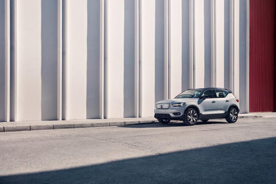 259206_Volvo_XC40_Recharge_P8_AWD_in_Glacier_Silver.jpg