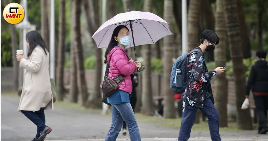 今（8日）受到東北季風影響，水氣偏多。（圖／黃耀徵攝）