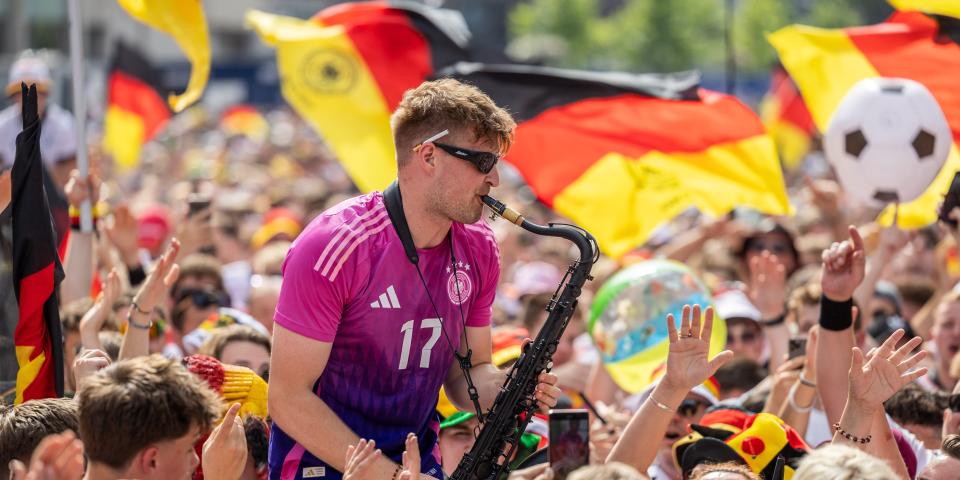 Saxophonist André Schnura spielt auf dem Fanfest in Dortmund<span class="copyright">IMAGO/Funke Foto Services</span>