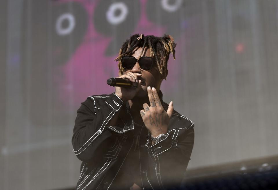 Après XXXTentacion, un autre rappeur américain est subitement décédé en 2019 : Juice Wrld. Tête d'affiche du Soundcloud rap, l'Américain avait deux albums studio à son actif. <strong>Il est décédé le 8 décembre dernier </strong>: à la sortie de son jet privé, il est pris de convulsions au moment d'être contrôlé par les forces de l'ordre, qui cherchaient drogues et armes dans l'appareil.