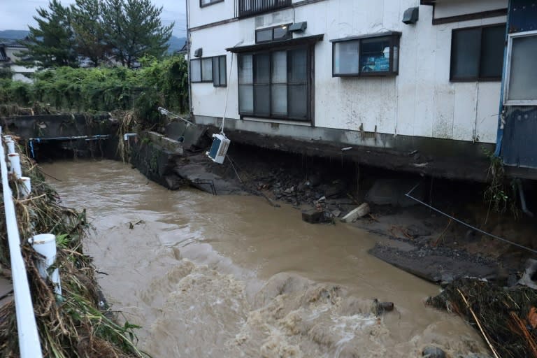 Una casa a punto de colapsar por la crecida de un río en la ciudad de Nikaho, en la prefectura de Akita, en el norte de Japón, el 25 de julio de 2024 (Str)