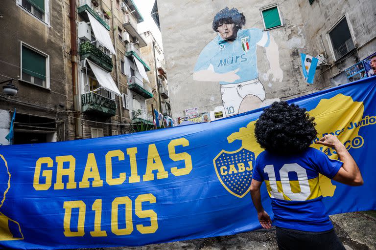 Homenaje a Diego Armando Maradona en la llamada "Plaza Maradona" en el Quartieri Spagnoli, Nápoles