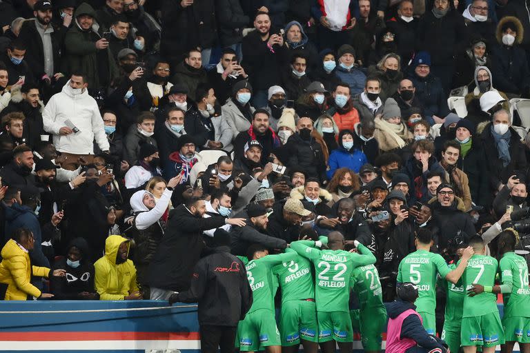 Saint-Etienne, el máximo campeón de Francia hasta las últimas conquistas de Paris Saint-Germain, descendió a Ligue 2 en 2022 y no estuvo lejos a la tercera categoría.