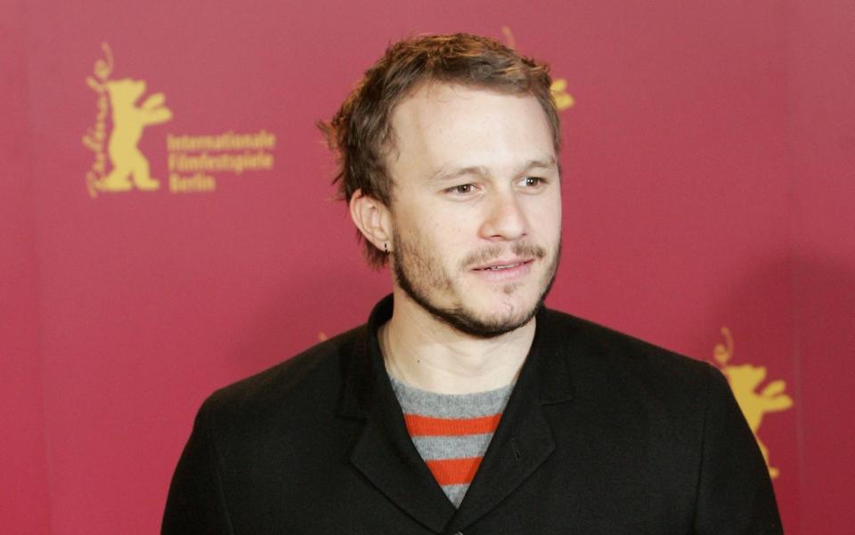 Seinen Oscar konnte er nicht mehr selbst in Empfang nehmen: Heath Ledger erhielt die Auszeichnung für seine Rolle als der Joker in "The Dark Knight" postum. Mit nur 28 Jahren starb der Australier 2008, Ursache war ein versehentlich eingenommener, tödlicher Medikamenten-Mix. (Bild: Sean Gallup/Getty Images)