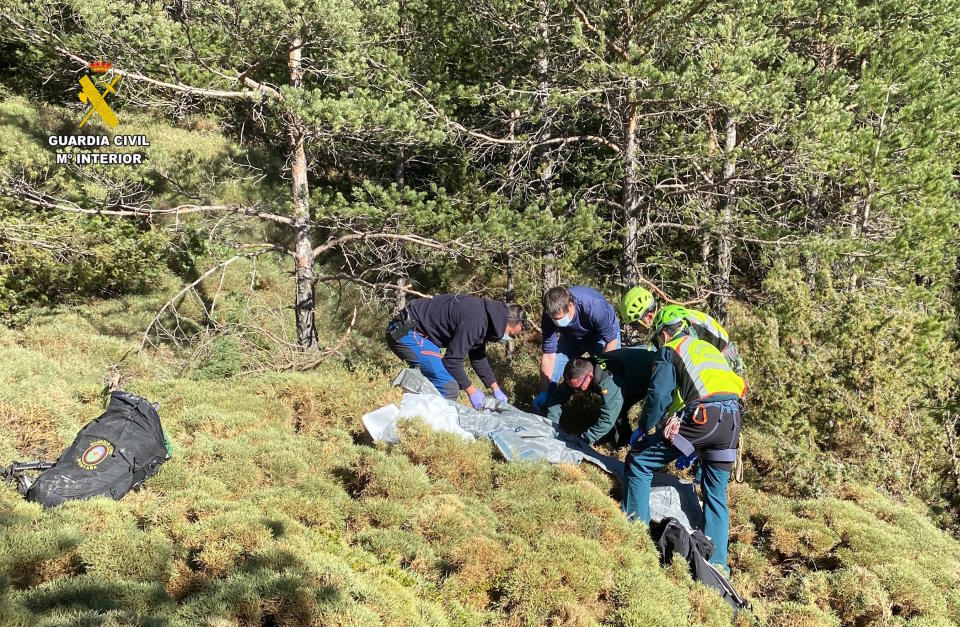 Des officiers de la Guardia Civil récupérant un corps sur la montagne Pena Oroel, à Jaca, le 19 mars 2023.