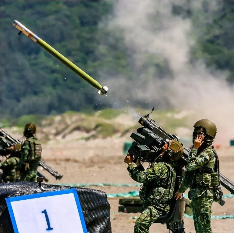 <strong>陸軍神弓操演，官兵發射雙聯裝刺針飛彈系統。(圖/軍聞社提供)</strong>