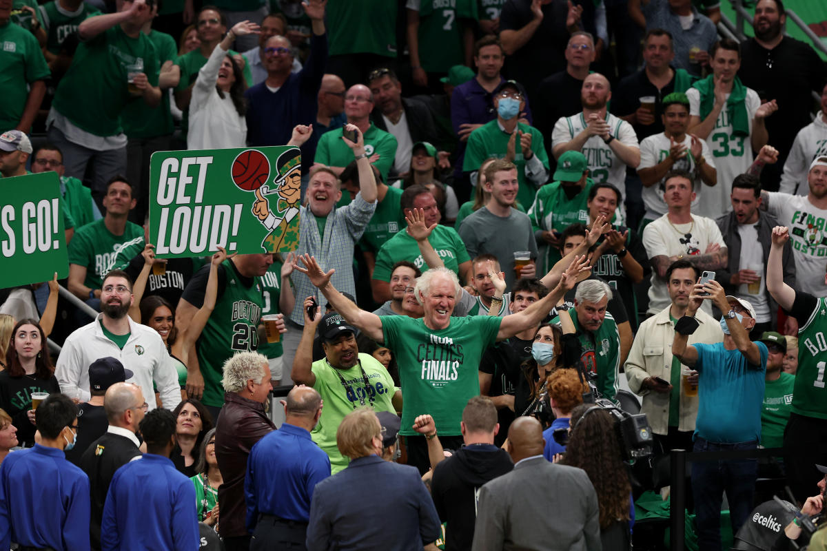 Finales NBA : les Celtics honorent Bill Walton avec des épinglettes et des maillots tie-dye avant le premier match contre les Mavericks