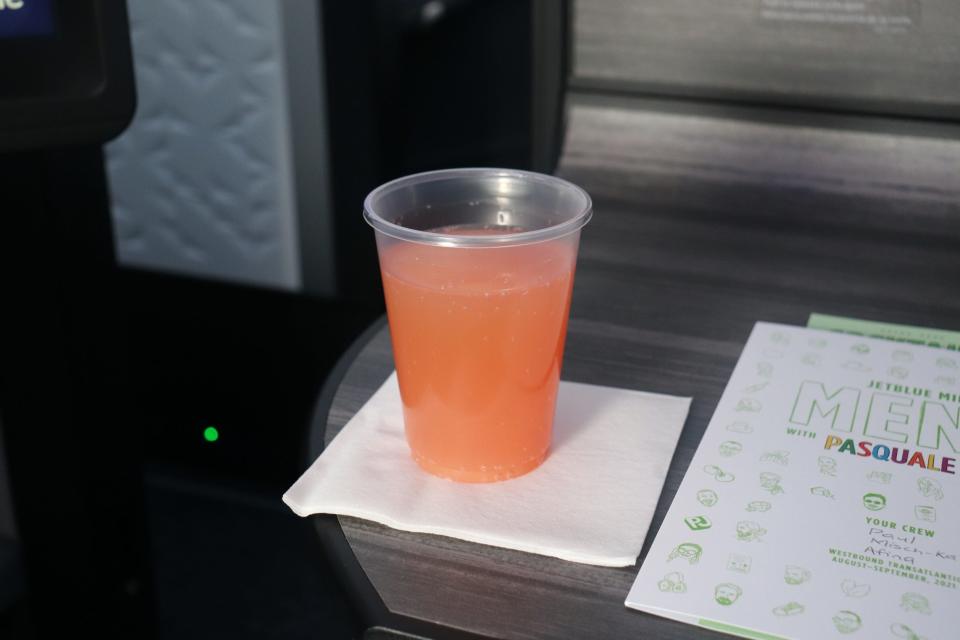 Flying JetBlue Airways from London to New York in Mint business class - JetBlue Airways London to New York in Mint business class flight 2021