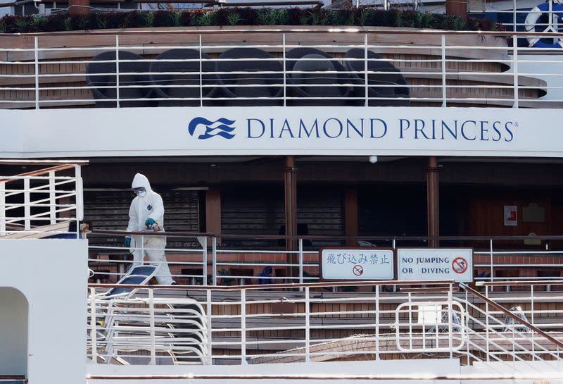 Un trabajador con equipo de protección es visto en el crucero Diamond Princess visto en la Terminal de Cruceros del Muelle Daikoku en Yokohama, al sur de Tokio, Japón 19 de febrero de 2020