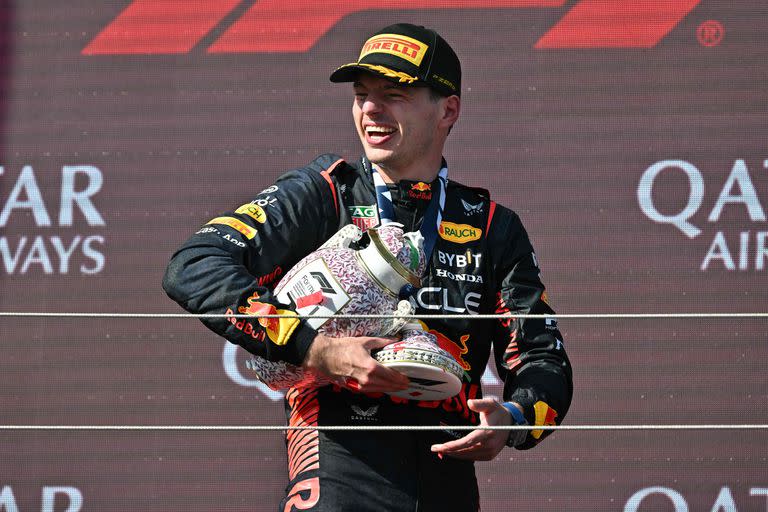 Max Verstappen, con el trofeo que rompió Norris