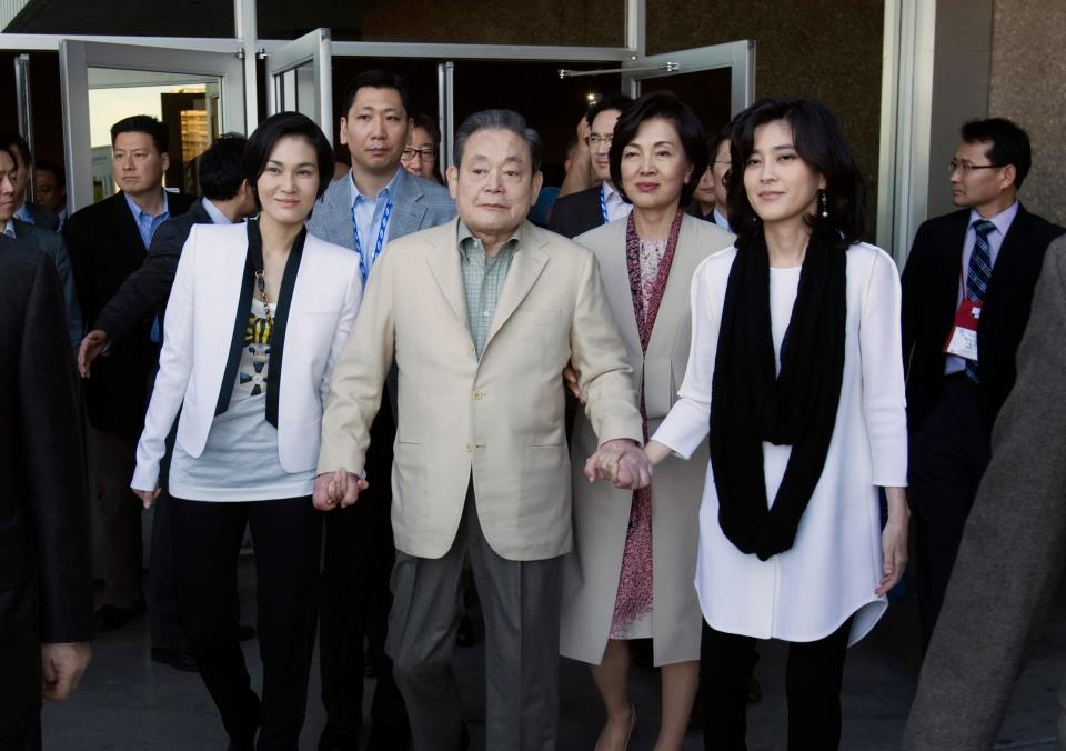 Samsung Electronics Chairman Lee Kun-hee with daughters Lee Boo-jin (R) and Lee Seo-hyun leaves the Las Vegas Convention Center after touring the Samsung booth and talking with reporters at the 2012 International Consumer Electronics Show (CES) in Las Vegas, Nevada, January 12, 2012. His wife Hong Ra-hee follows behind at right. Picture taken January 12, 2012