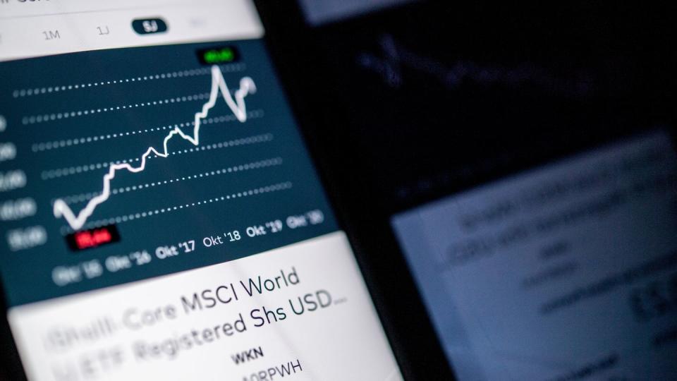 Im MSCI World Index steckt weniger Welt als der Name vermuten lässt. Wollen Anleger breiter streuen, können sie weitere ETF beimischen.