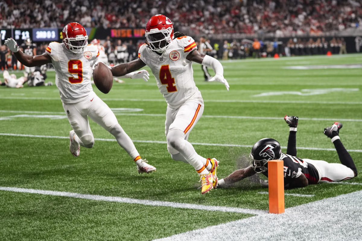 Chiefs hold on to victory while Falcons waste two chances to take the lead late in the 4th quarter