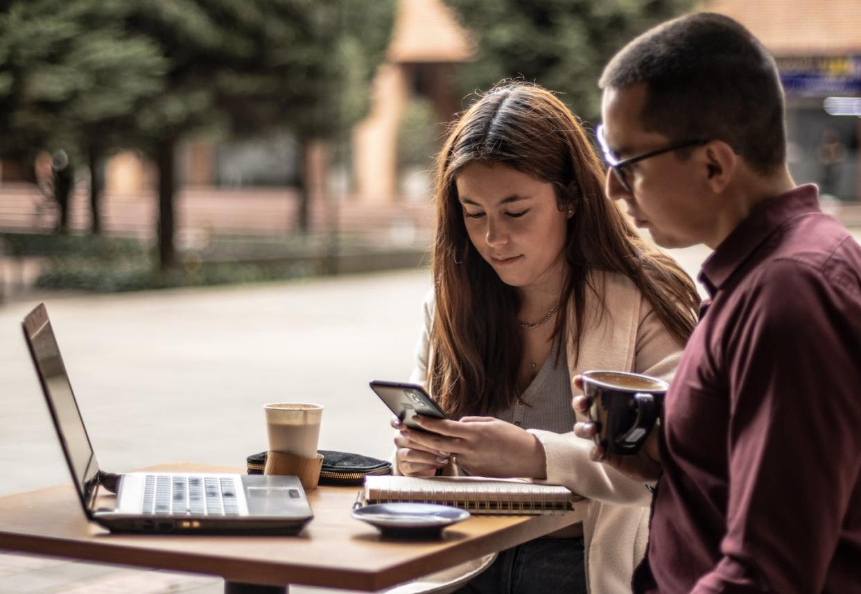 Joining up with someone who holds a different perspective influences your take on online posts. <a href="https://www.gettyimages.com/detail/photo/young-woman-using-mobile-phone-in-the-coffee-shop-royalty-free-image/1470012550" rel="nofollow noopener" target="_blank" data-ylk="slk:Frazao Studio Latino/E+ via Getty Images;elm:context_link;itc:0;sec:content-canvas" class="link ">Frazao Studio Latino/E+ via Getty Images</a>