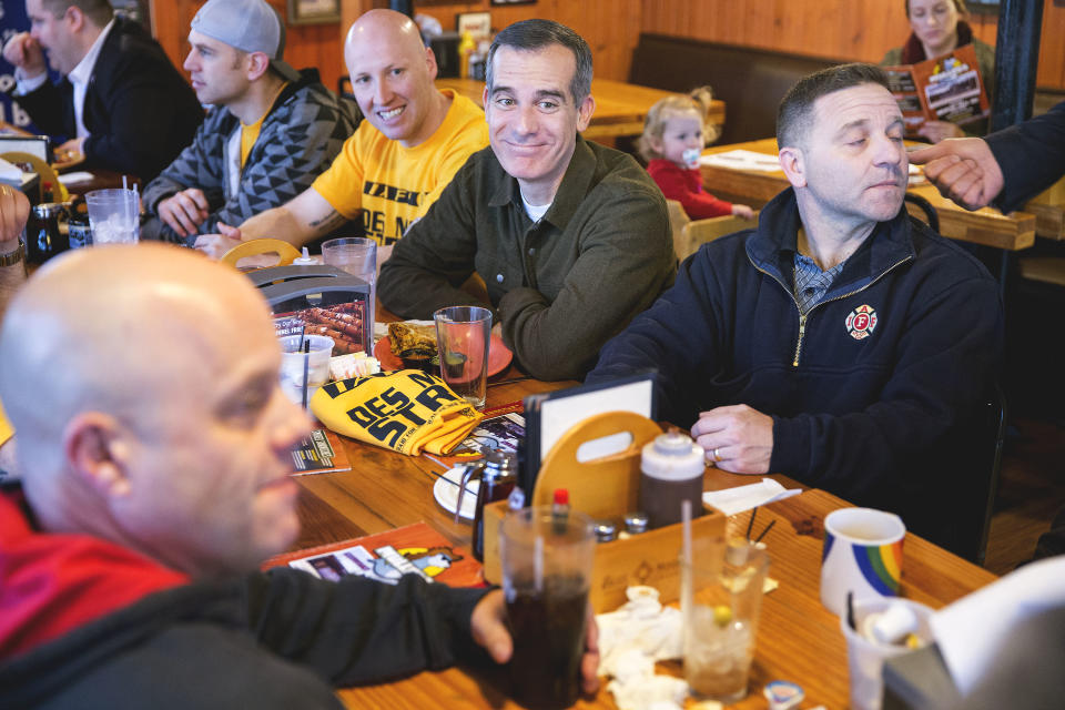 Garcetti eats breakfast with Iowa Professional Fire Fighters members James Gillespie and Doug Neys at Mullets restaurant in Des Moines on April 14. (Photo: KC McGinnis for Yahoo News)