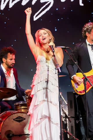 <p>Mark Von Holden/Variety via Getty</p> Kate Hudson sings at the 35th Annual GLAAD Media Awards