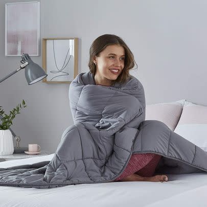 This weighted blanket keeps you feeling warm and cosy while providing a deep touch pressure stimulation which will help you get a calm, restful night's sleep. Get it for 37% less!