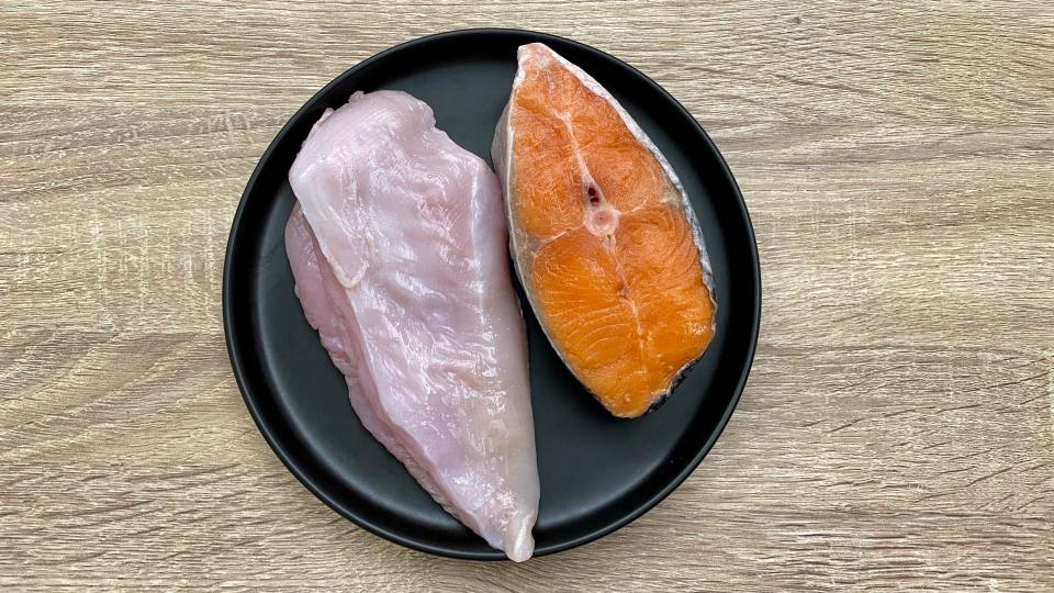 雞胸肉跟鮭魚對狗貓來說，都是很好的食材。圖片來源：作者吳珮瑩提供