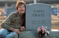 Ganz ähnlich ging auch Leonardo DiCaprio vor, als er sich mit seiner Rolle des geistig behinderten Arnie in "Gilbert Grape" auseinandersetzte. Er war gerade einmal 19 Jahre alt und verbrachte viel Zeit in einer Einrichtung für geistig zurückgebliebene Teenager. Er adaptierte die Verhaltensweisen und erhielt am Ende sogar eine Nominierung als bester Nebendarsteller. (Bild-Copyright: SNAP/REX/Shutterstock)