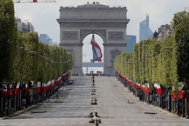 <p>Emmanuel Macron a commémoré samedi le 76e anniversaire de la Victoire du 8 mai 1945 devant la tombe du soldat inconnu à Paris, où il a longuement échangé avec les hautes autorités de l'armée.</p>