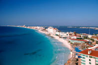 <b>Die freundlichsten Einwohner</b><br><br>Im Ferienparadies Cancún in Mexiko erwarten Urlauber nicht nur Traumstrände und türkisblaues Meer. Die rund 900.000 Bewohner der Küstenstadt sind auch noch ausgesprochen freundlich. Nette Leute gibt es aber auch in Tokio (Platz zwei) und Lissabon (Platz drei). (Bild: thinkstock)