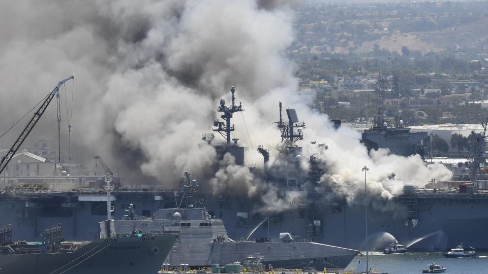 Rauch steigt vom US-Kriegsschiff «USS Bonhomme Richard» im Marinestützpunkt San Diego auf. Bei einem Feuer auf dem US-Kriegsschiff sind nach Angaben der Marine mehrere Soldaten verletzt worden.