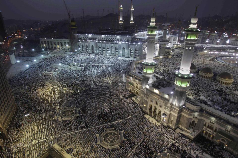 Muslim pilgrims pray at the Grand mosque in the holy city of Mecca, ahead of the annual haj pilgrimage October 10, 2013. REUTERS/Ibraheem Abu Mustafa (SAUDI ARABIA - Tags: RELIGION TPX IMAGES OF THE DAY)