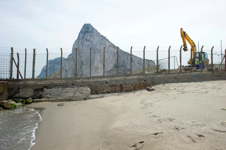 Una máquina trabaja en la instalación de una doble valla fronteriza entre Gibraltar y la localidad española de La Línea de la Concepción (Cádiz), el 2 de junio del año 2012 al sur de la península Ibérica (Marcos Moreno)