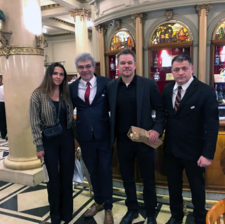 Matt Damon junto a su esposa y parte del equipo de la confitería Las Violetas, en el barrio de Almagro