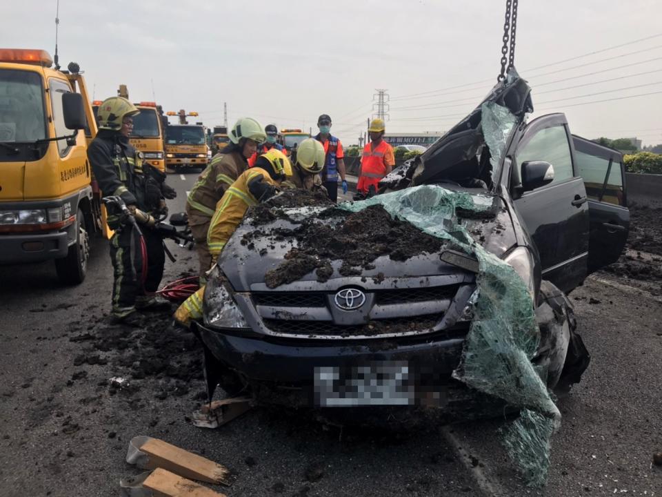 國道1號北上337公里路竹路段22日中午12時許發生砂石車翻覆車禍，由於載運砂石幾乎全傾倒在路面，波及一輛自小客車。事故造成1人骨折、1人呈現OHCA，救護人員將2人送醫。（民眾提供）