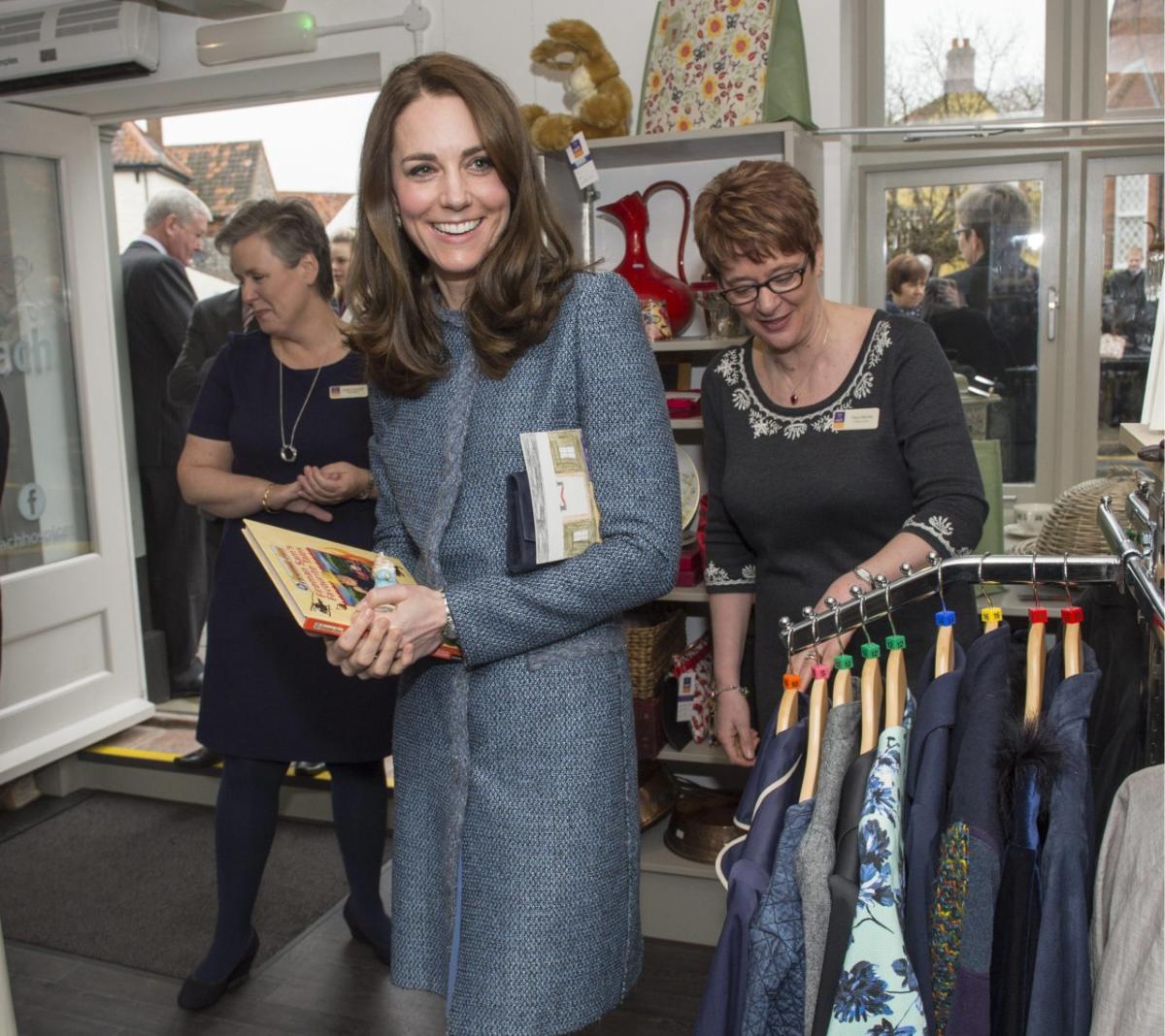 Kate go shopping each. Кейт Миддлтон с покупками. Звезды в секонд Хенде. Кейт Миддлтон в пальто из СЭКОНДХЭНДА. Kate Middleton Charity.