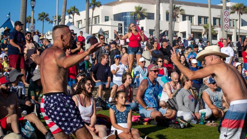 Personas celebrando sin mascarillas el 4 de julio en California.