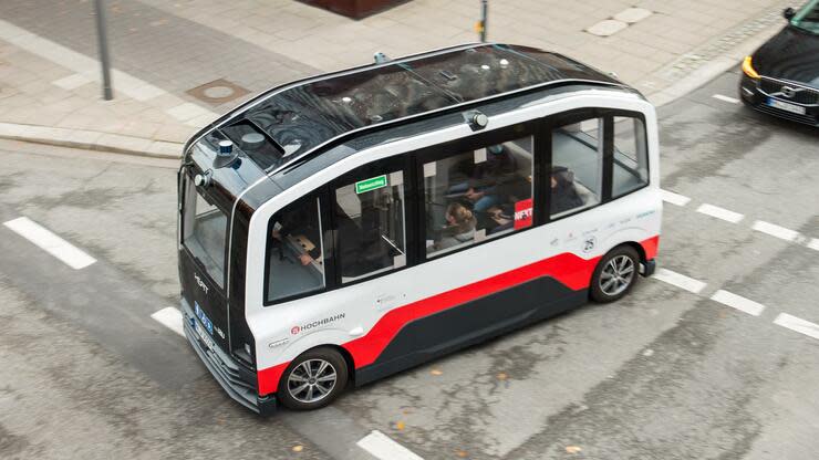 Die ersten Fahrgäste können autonome Shuttles bereits testen. Foto: dpa