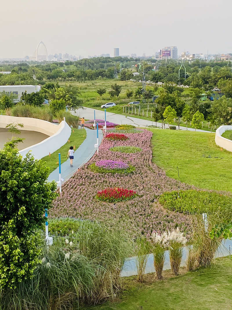 搭配公園內的特色步道及地景-歐風唯美花海彷彿置身仙境(圖片來源：台中市政府建設局)