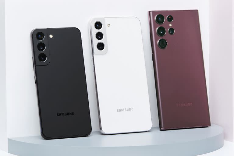 Se espera que el Galaxy S23 repita las tres versiones que Samsung hizo en los últimos años, incluyendo el diseño trasero: el modelo normal (pantalla de 6,1 pulgadas) el Plus (6,6 pulgadas) y el Ultra (6,8 pulgadas)