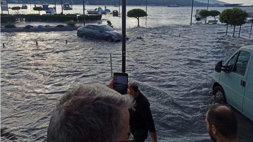 El sismo causó un minitsunami e inundaciones que afectaron la isla de Samos.